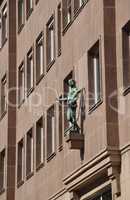 Statue an einem Haus in Nürnberg