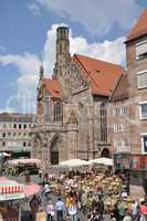 Wochenmarkt und Frauenkirche in Nürnberg