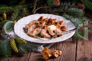 Mashed potatoes with pork medallions and chanterelle sauce