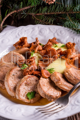 Mashed potatoes with pork medallions and chanterelle sauce