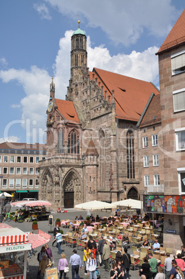 Wochenmarkt und Frauenkirche in Nürnberg