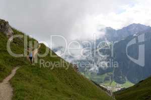 Wanderer am Burgstall im Stubaital