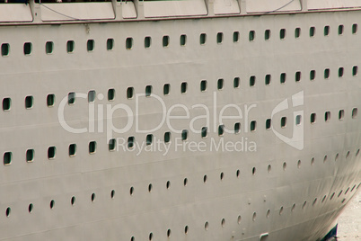 Blick auf die Seite eines Kreuzfahrtschiffes mit bullaugen und Fenstern