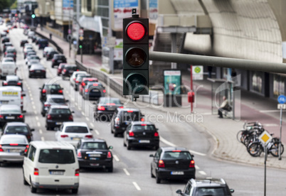 Rote Ampel, Straßenverkehr in Hamburg, Deutschland