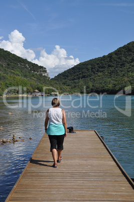 Frau auf Bootssteg im Limfjord, Kroatien