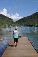 Frau auf Bootssteg im Limfjord, Kroatien