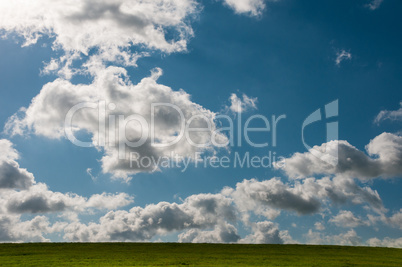 Wolken über dem Deich