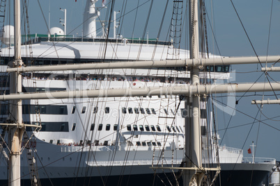 Queen Mary 2 und Rickmer Rickmers, Hamburg