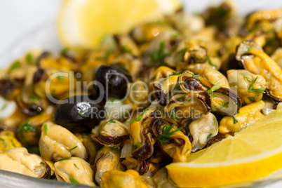 Mussels with parsley and lemons