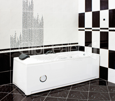 Modern tiled bathroom in black and white