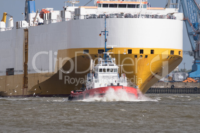 Grande Italia mit Schlepper im Hamburger Hafen