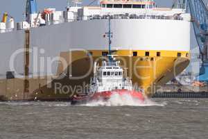 Grande Italia mit Schlepper im Hamburger Hafen