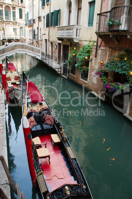 Gondel an einer Anlegestelle in Venedig