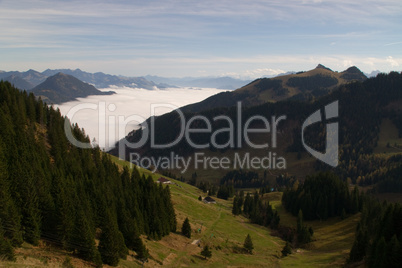 Wolken im Tal in den Alpen