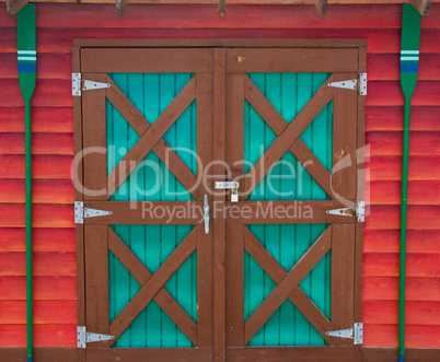 kleine rote braune Holztür mit Paddel Dekoration