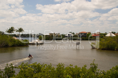 Kanal mit Wohnhäusern in Fort Myers Florida