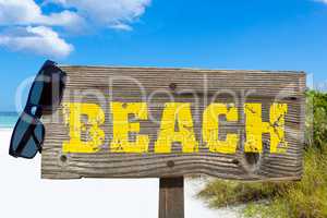 Holzschild mit der Aufschrift "BEACH" am Sandstrand
