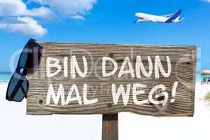 Holzschild mit der Aufschrift "Bin dann mal weg!" am Strand