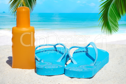 Flips Flops und eine Flasche Sonnenmilch am Strand