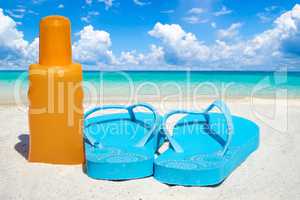Flips Flops und eine Flasche Sonnenmilch am Strand