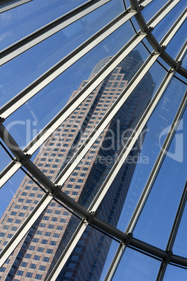 U-Bahn-Station und Messeturm in Frankfurt