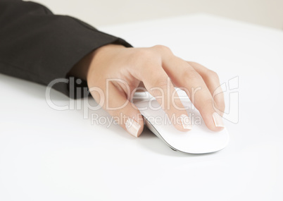 Frauenhand mit Computer Maus