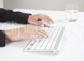 Hände arbeiten an Tastatur