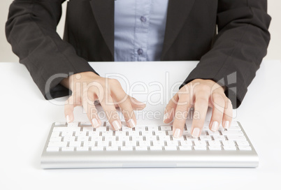 Frauenhände mit Tastatur