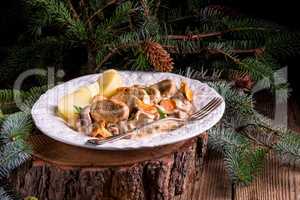 potatoes with pork medallions and chanterelle sauce