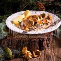 potatoes with pork medallions and chanterelle sauce