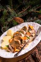 potatoes with pork medallions and chanterelle sauce
