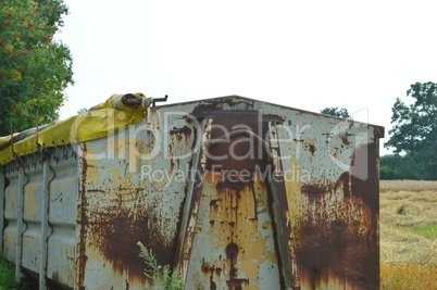 rostiger Container am Feldrand