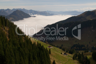 Wolken im Tal in den Alpen