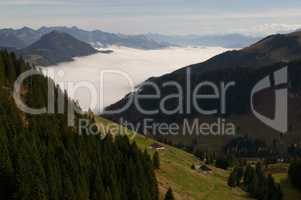 Wolken im Tal in den Alpen