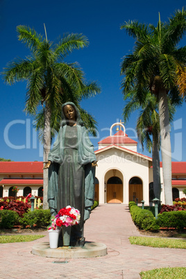 Maria Kirche Figur Eingang Weg Blumen Relegion