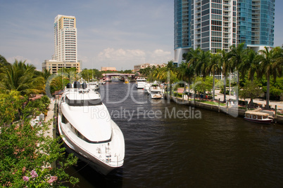 wohnen in Fort Lauderdale am Kanal mit Yacht