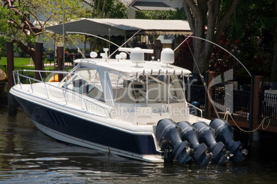 Motorboot mit vier Aussenbord motoren