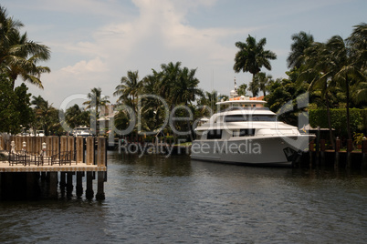 wohnen in Fort Lauderdale am Kanal mit Yacht