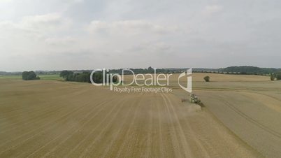 Flug über Weizenfeld während der Ernte
