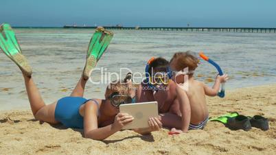 sea, swim, man, woman, pad, shot, vacation, photo, video, tablet, swimmer, wave, hand, snorkel, shoot, diver, people, water, touchpad, tourist, two, greet, mask, take picture, photograph, pc, tab, memory, touch pad, holiday, touchscreen, ocean, ipad, summ