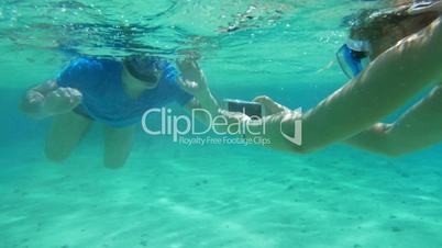 Smartphone helps them to make a good underwater shot