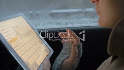 Easy chatting in car using tablet PC
