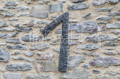 Steinmauer mit Schmiedeeisenzahl