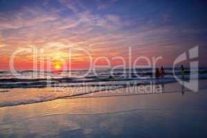 Urlauber baden im Sonnenuntergang