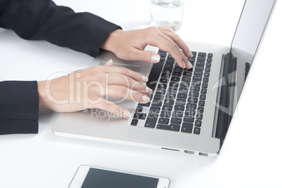 Frau arbeitet an Laptop