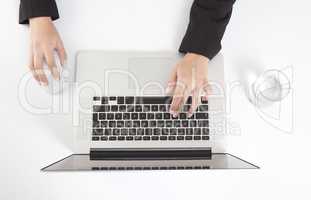Frau schreibt am Laptop