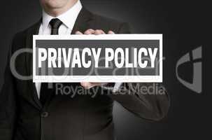 Privacy Policy Schild wird von Geschäftsmann gehalten
