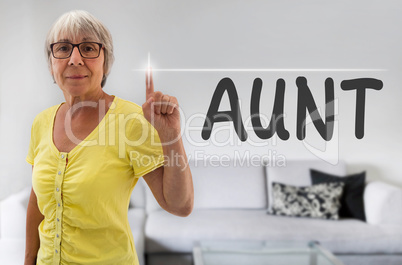 aunt touchscreen wird von seniorin gezeigt