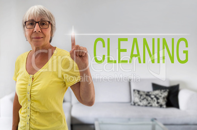 cleaning touchscreen wird von seniorin gezeigt