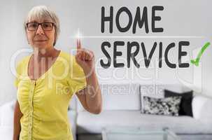 home service touchscreen wird von seniorin gezeigt